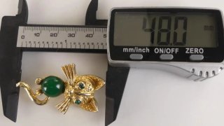 Broche de Gato de Metal Dorado con Piedras Verdes
