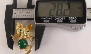 Broche de Gato de Metal Dorado con Piedras Verdes
