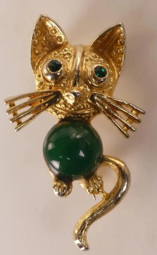 Broche de Gato de Metal Dorado con Piedras Verdes
