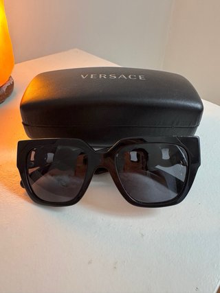 Gafas de sol Versace negras con funda