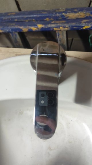 Mueble de baño con lavabo de porcelana y espejo .