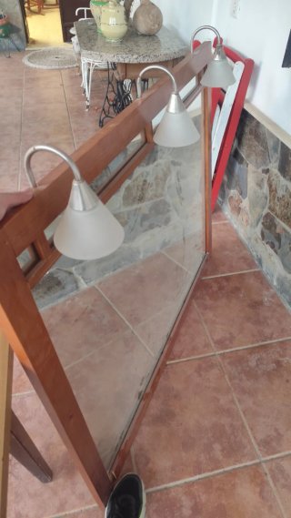 Mueble de baño con lavabo de porcelana y espejo .