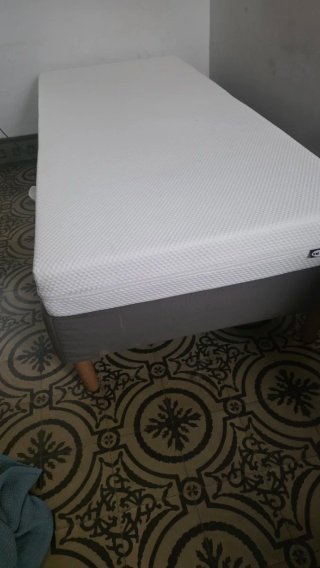 Base de cama tapizada gris y beige 90x200