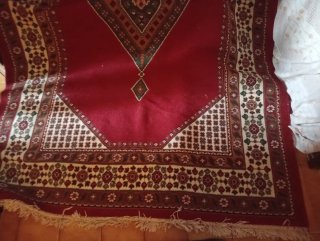 Alfombra roja y marrón
