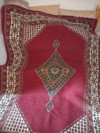 Alfombra roja y marrón
