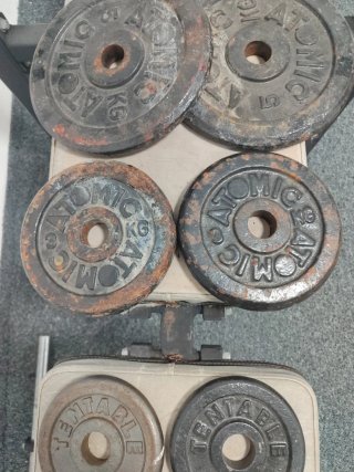 Banco de ejercicios con pesas