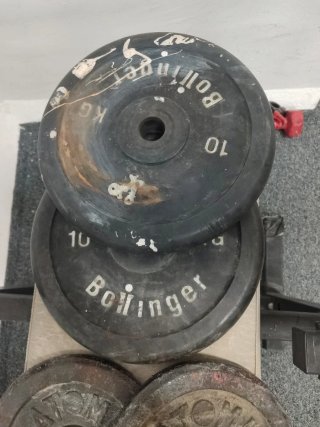 Banco de ejercicios con pesas