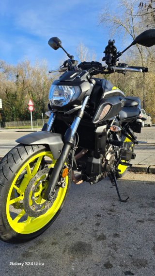 Yamaha MT-07 2018 Gris con detalles Amarillos