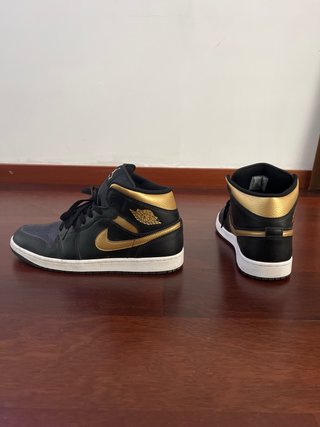 Air Jordan 1 Mid Negro y Dorado