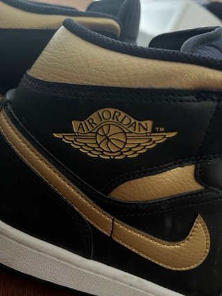 Air Jordan 1 Mid Negro y Dorado