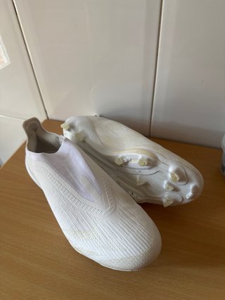 Botas de fútbol blancas