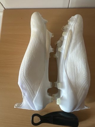 Botas de fútbol blancas