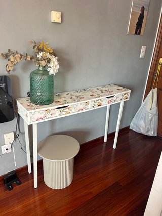 Mesa tocador con estampado floral vinilo
