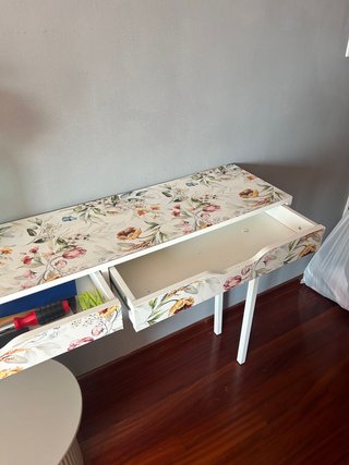 Mesa tocador con estampado floral vinilo