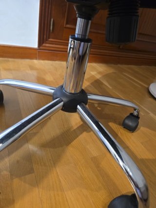 Silla de oficina ergonómica negra
