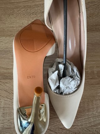 Zapatos de Salón Beige Tacón Dorado