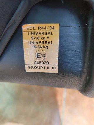 Silla de coche negra con detalles rojos