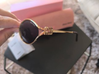 Óculos de Sol Miu Miu Dourados e Pretos