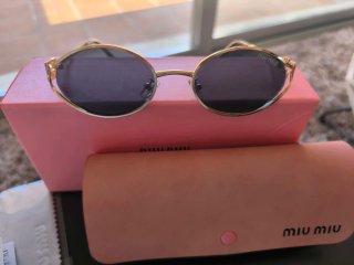 Óculos de Sol Miu Miu Dourados e Pretos