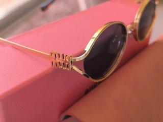 Óculos de Sol Miu Miu Dourados e Pretos