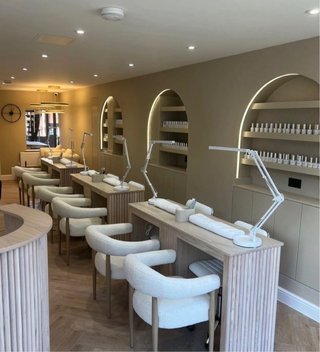 Alquilo puesto de MANICURISTA