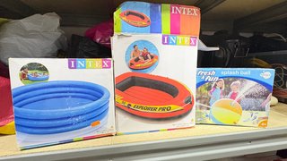 Piscina,barca y pelota loca de agua