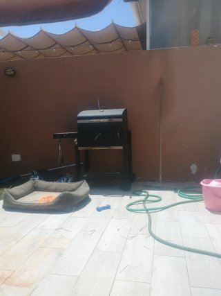 Barbacoa de metal negra