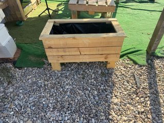 Jardinera de madera cuadrada