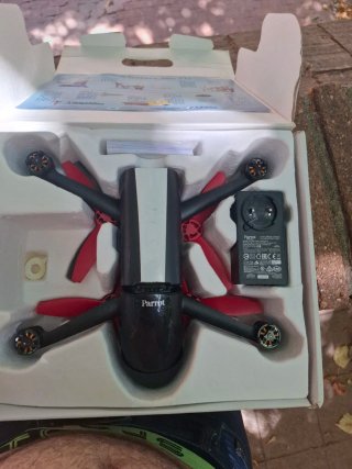 Dron Parrot Negro y Rojo