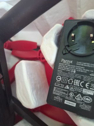 Dron Parrot Negro y Rojo
