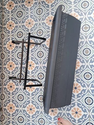 Maceta negra con soporte