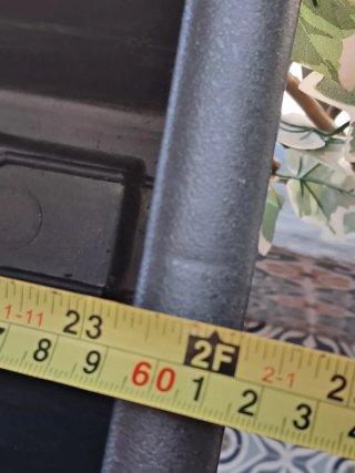Maceta negra con soporte