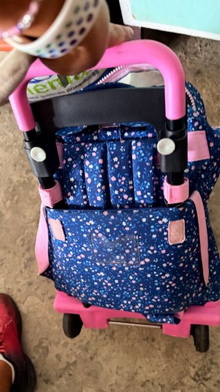 Mochila infantil con ruedas y corazón
