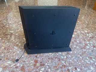 PS4 Pro + Base Carga Mandos + 2 Mandos