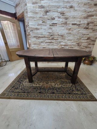 Mesa ovalada de madera maciza