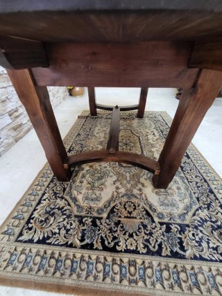 Mesa ovalada de madera maciza