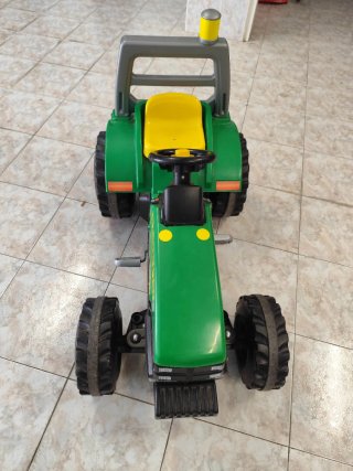 Tractor de pedales infantil STRONGER