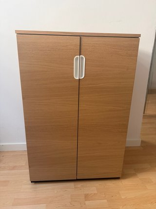 Mueble de madera con puertas blancas