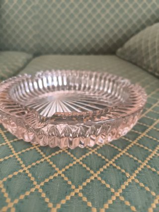 Cenicero de cristal rosa prensado