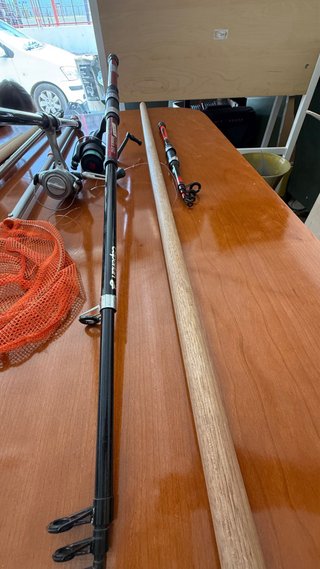 Lote cañas de pesca y maleta