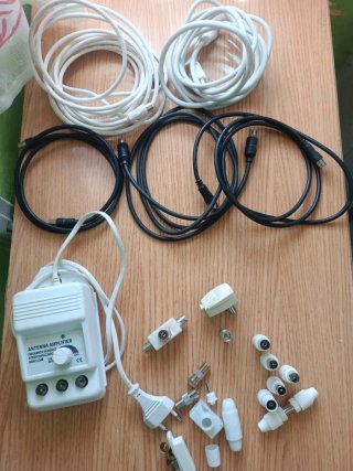 Lote Antena TV: Amplificador, Conectores y Cables