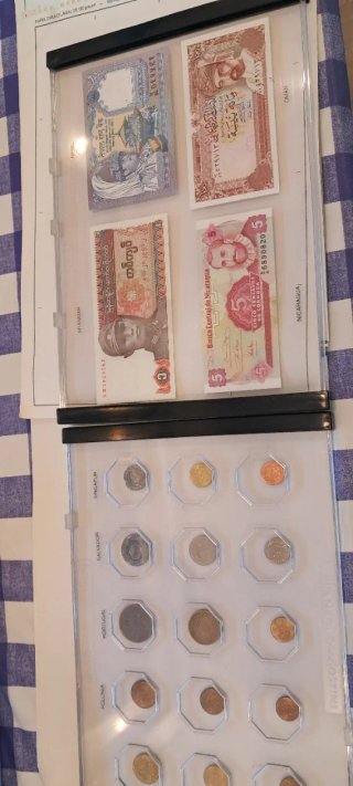 Fichero 22 láminas billetes y monedas de países