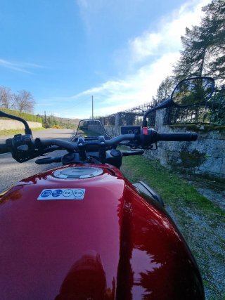 Honda CB650R Naked Roja y Dorada