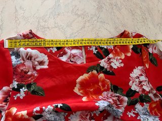 Abito rosso con stampa floreale multicolore