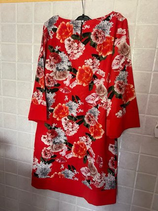 Abito rosso con stampa floreale multicolore