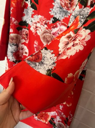 Abito rosso con stampa floreale multicolore