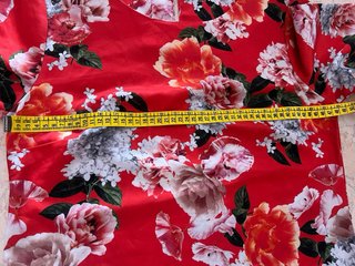 Abito rosso con stampa floreale multicolore