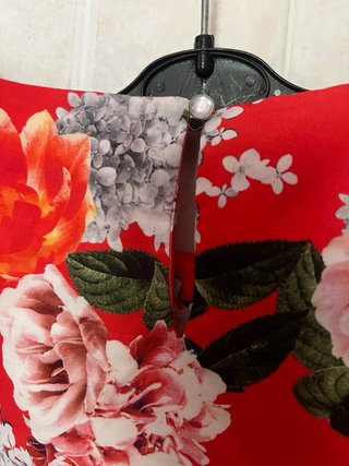 Abito rosso con stampa floreale multicolore