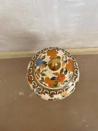 Jarrón de cerámica con dragones y flores
