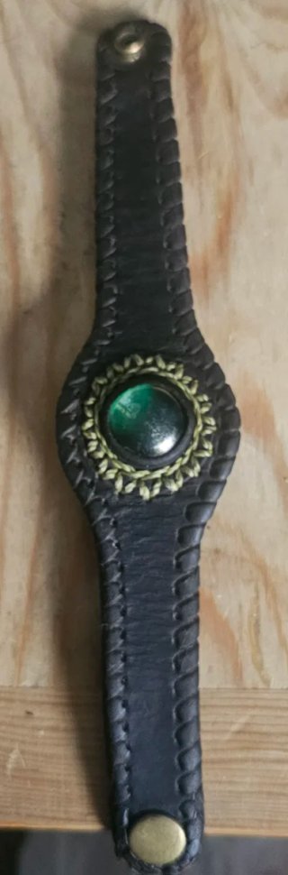 Pulsera (Brazalete) "artesanal"cuero  piedra verde